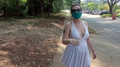Kebogelan awam: seorang gadis dari Rusia cuba menanggalkan pakaiannya di jalan-jalan di Rio de Janeiro. Dia hampir ditangkap.
